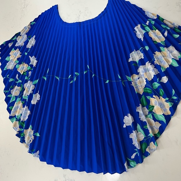 Vibrant Blue Floral Blouse - Picture 5 of 11